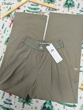 ALO Yoga Suit Up Trouser Olive（Regular 30”）🍻Lightweight Relaxed Fit Minimalist